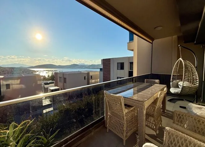 Denize Yakın Lüks Sitede Havuzlu Kapalı Otoparklı Daire